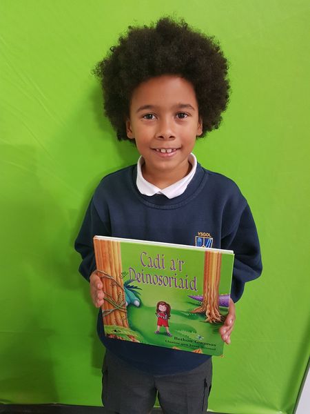 Disgybl ysgol yn ysbrydoli llyfr am ddeinosoriaid